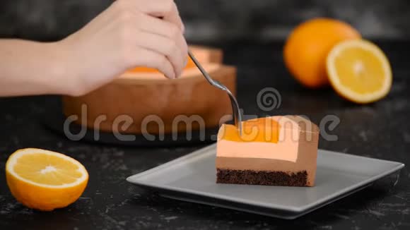 吃橘子巧克力慕斯蛋糕的女人特写视频的预览图