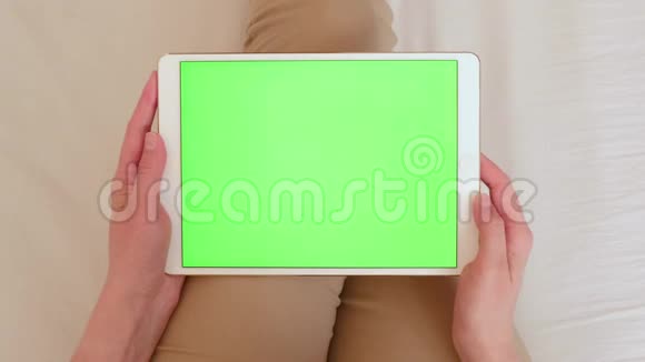 女人手里拿着平板电脑手里拿着绿色的屏幕色度键视频的预览图