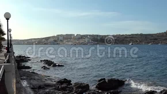 南欧布吉巴市和马耳他岛的海岸线背景是海和IxXemxija视频的预览图
