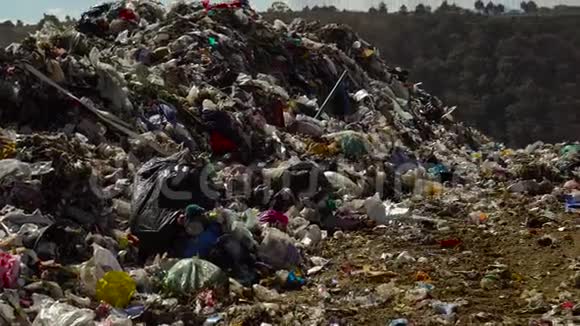 城市垃圾场的全景拍摄塑料污染4K视频的预览图