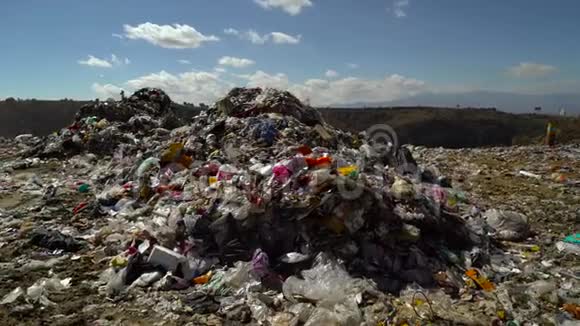 城市垃圾场大量不回收的塑料躺在垃圾堆里4K视频的预览图