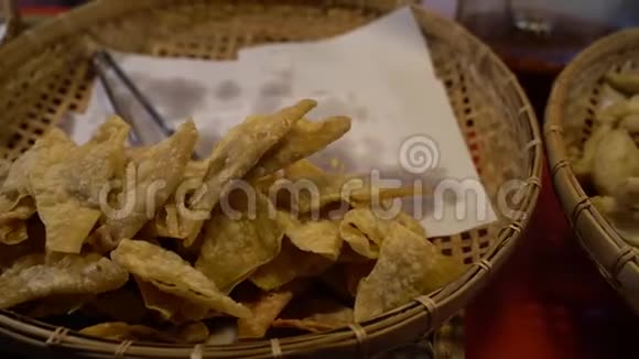 炸鱼丸脆脆的肆意饺子以及亚洲夜市香肠泰国曼谷街头美食视频的预览图