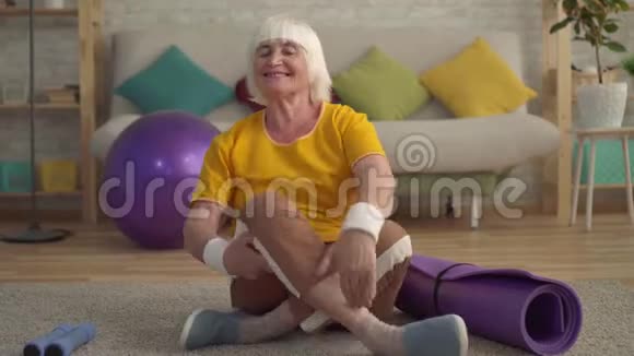 积极运动的老年妇女和瑜伽垫视频的预览图