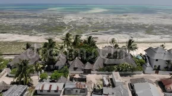 非洲坦桑尼亚联合共和国桑给巴尔群岛东海岸Jambiani村的鸟瞰图视频的预览图