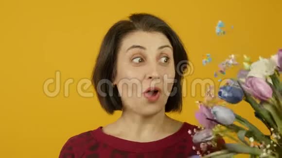 令人惊讶的成熟女人看着鲜花拿着一束鲜花视频的预览图