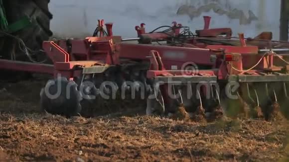拖拉机耕作农业土壤视频的预览图