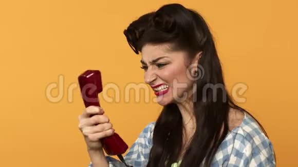 在复古手机里尖叫的女人视频的预览图