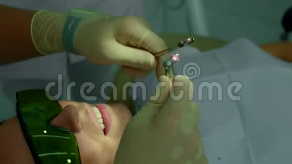 医生把病人牙齿上的物质去掉视频的预览图