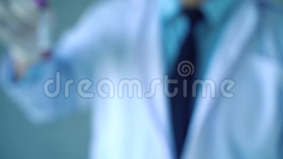 亚洲男性医生持血冠状病毒Covid19样本检测为阳性戴着防护面罩视频的预览图