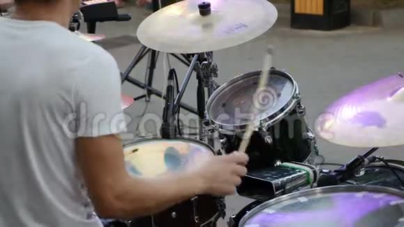 鼓手在演奏视频的预览图