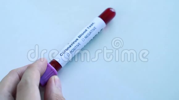 手拿血冠状病毒Covid19样本检测阳性值用钢笔书写结果冠状病毒视频的预览图