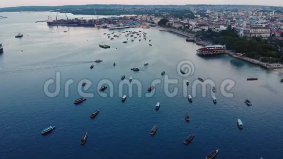 在坦桑尼亚的桑给巴尔安古贾岛的独桅帆船和石城印度洋鸟瞰图视频的预览图