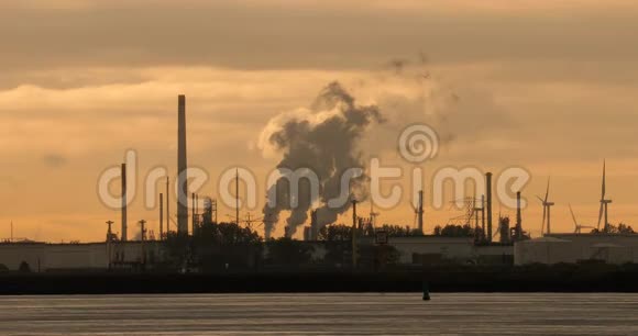吸烟发电厂和炼油厂视频的预览图