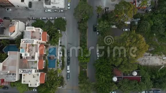 墨西哥小镇正中位置的慢速下降到树上4k空中视频的预览图