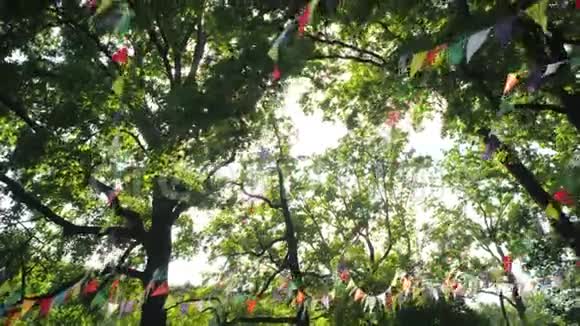 节日用多色纸旗装饰花环孩子们生日聚会风景装修工程视频的预览图