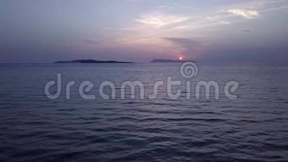 宁静的大海和夕阳的空中景色希腊岛视频的预览图