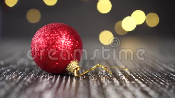 红色圣诞球黄色坐骑特写在黑色木桌上视频的预览图