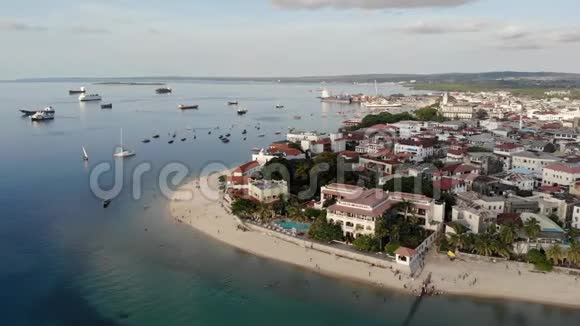 在坦桑尼亚的桑给巴尔安古贾岛的独桅帆船和石城印度洋鸟瞰图视频的预览图