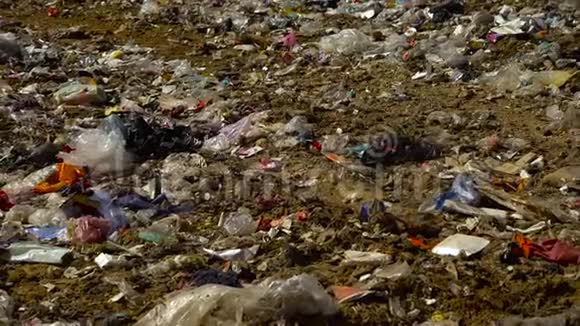 混合垃圾堆积如山城市垃圾场4K视频的预览图