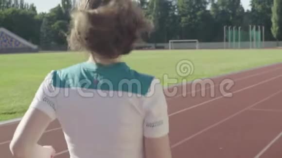 运动的年轻女孩在体育场跑步慢动作视频的预览图