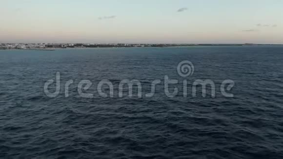 日出时低飞在波涛汹涌的水面上加勒比海的4k空中镜头视频的预览图