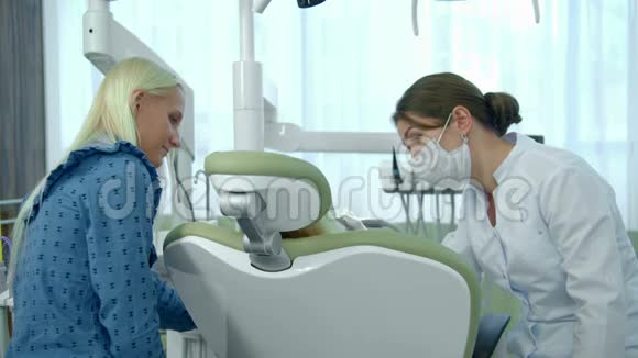 牙医正在给一个小女孩治牙视频的预览图