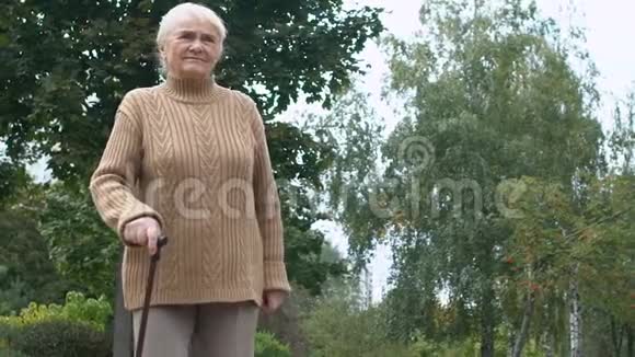 白种人老年女性手杖户外医院康复健康视频的预览图
