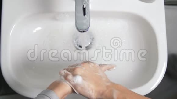 把女人用肥皂泡沫洗手视频的预览图