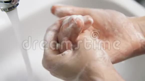 把女人用肥皂泡沫洗手视频的预览图