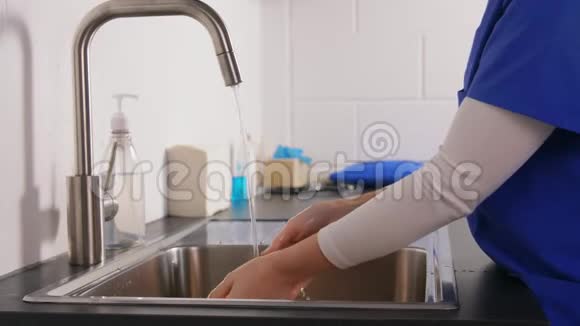 医生或护士用液体肥皂洗手视频的预览图