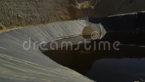 湖带垃圾渗滤液从管道中流出的腐烂水吨视频的预览图