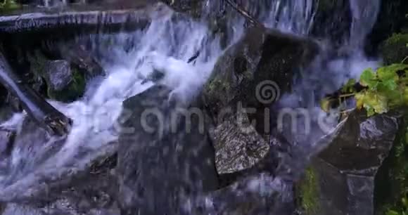 从犹他州河谷地区的蒂米帕诺戈斯山山顶上冲下的水流向上奔流视频的预览图