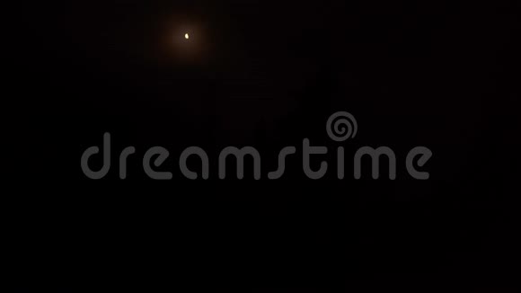 夜空中有一个月光大的天空有一个大月亮在泰加冬林视频的预览图