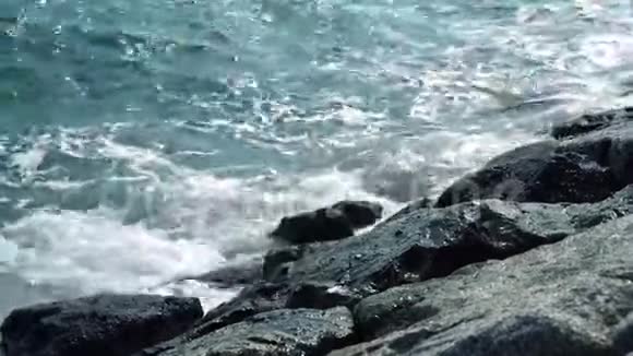 泰国Rayong亚洲的一个岩石海滩上的强波撞击景观视频视频的预览图