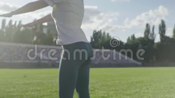 女运动员在体育场做体操慢动作视频的预览图