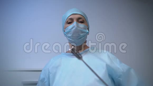在手术室做手术的专业女性外科医生视频的预览图