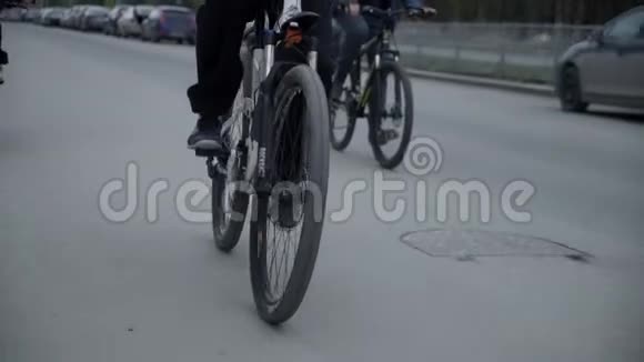 骑自行车的人在路上视频的预览图