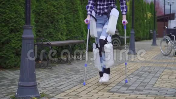 残疾人的新现代技术有助于步行和康复视频的预览图