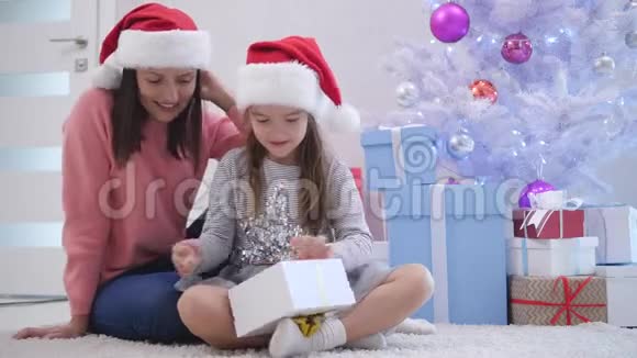 小可爱解开礼物她妈妈在圣诞节早上送给她视频的预览图