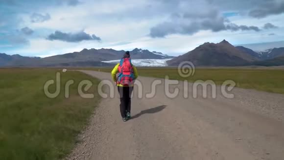 带背包的女旅行者视频的预览图
