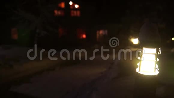 冬季雪夜郊区住宅区视频的预览图