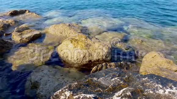 海水溅落在岸边的岩石上视频的预览图