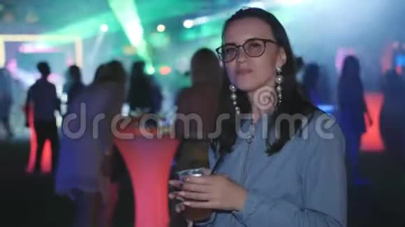 在迪斯科夜总会的lumiere灯光晚会上快乐的女人们在跳舞时喝酒视频的预览图