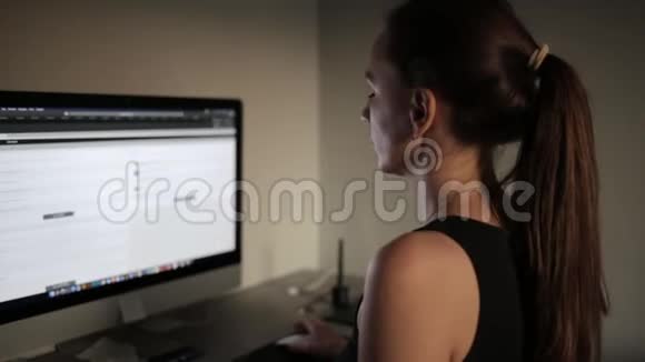年轻女子在电脑工作时做伸展运动视频的预览图