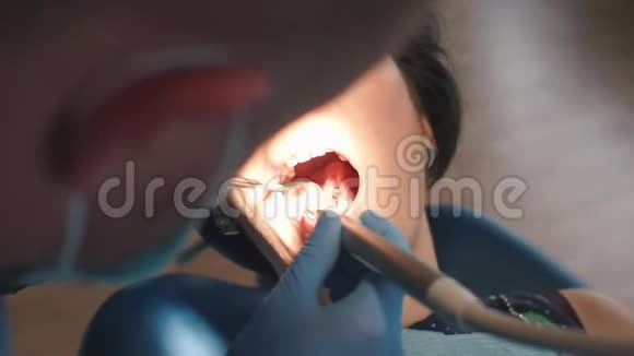 牙医为女孩做假牙视频的预览图