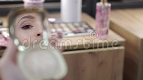 美容院顾客照镜子的化妆结果视频的预览图