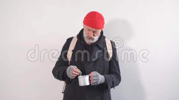 无家可归的乞丐以杯换钱的肖像在他的杯中发现了巨额的钞票视频的预览图