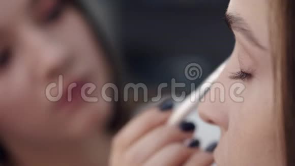 化妆师和客户在化妆过程中的特写视频的预览图