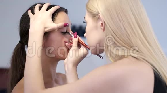 化妆师在沙龙为客户化妆视频的预览图