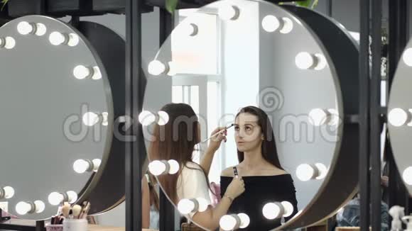 美容师为沙龙客户制作皮肤吨视频的预览图